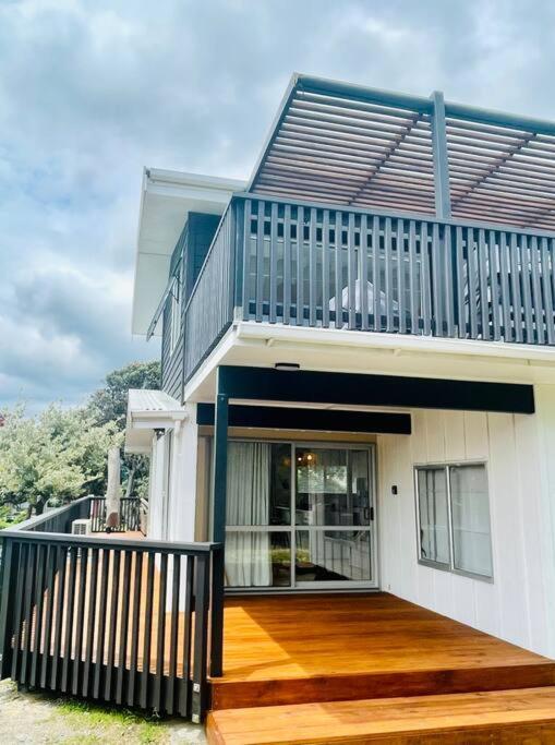 Modern Beach House With Sea Views And Spa Villa Waikanae Exterior photo