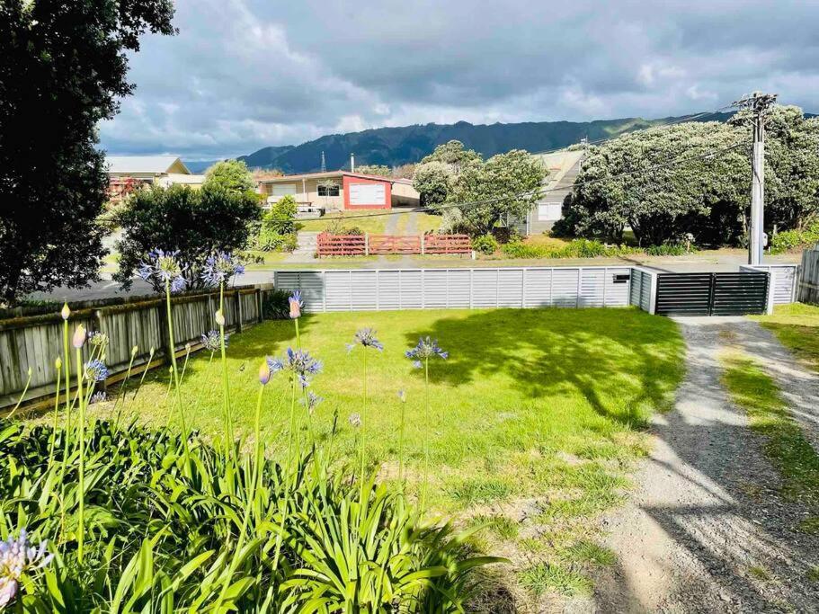 Modern Beach House With Sea Views And Spa Villa Waikanae Exterior photo