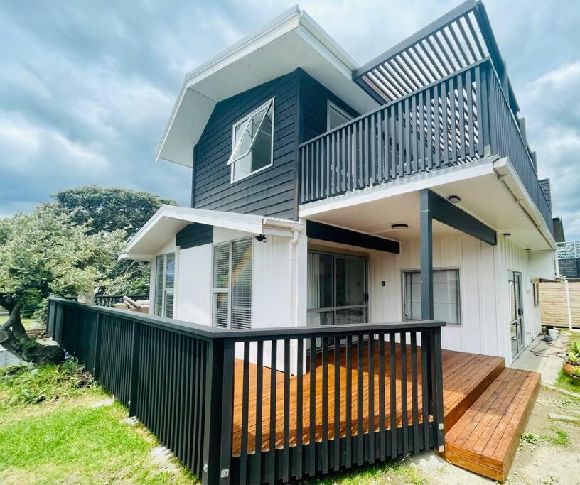 Modern Beach House With Sea Views And Spa Villa Waikanae Exterior photo