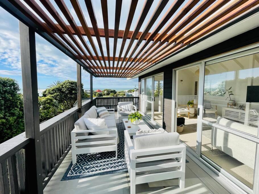 Modern Beach House With Sea Views And Spa Villa Waikanae Exterior photo